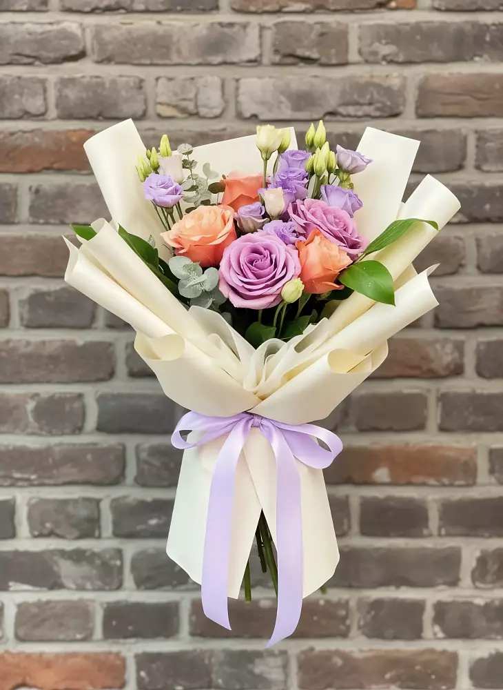 Букет цветов из: Лизиантусы и Розы в Разумном