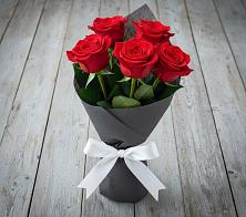 Букет 5 Красных роз Эдлесс Лав в Разумном