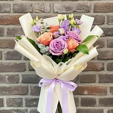 Букет цветов из:  Лизиантусы и Розы в Разумном