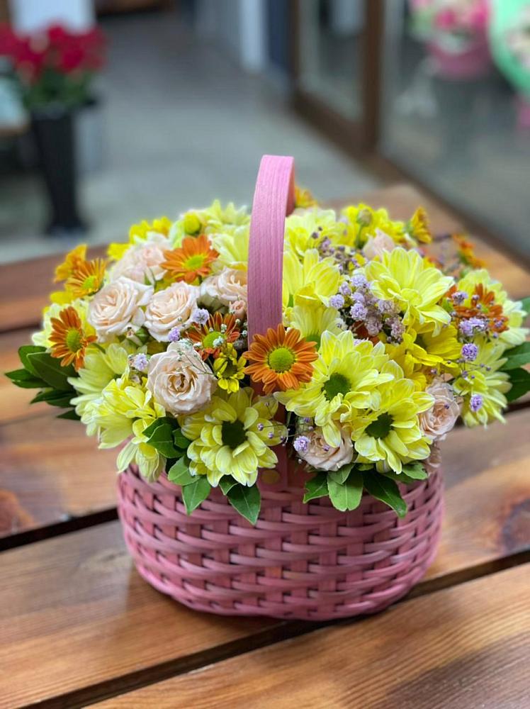 Цветочная композиция из Хризантемы и Розы в корзине в Разумном