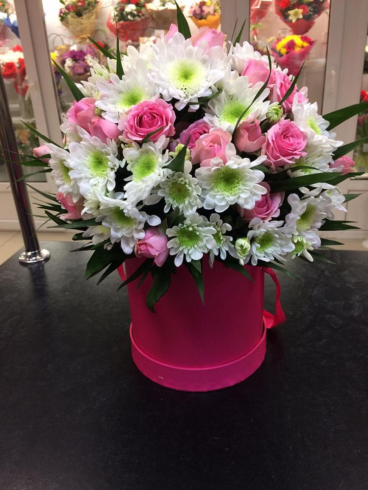 Цветочная композиция из Розы и Хризантемы в шляпной коробке в Разумном