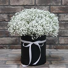 Цветочная композиция из Гипсофила в шляпной коробке в Разумном