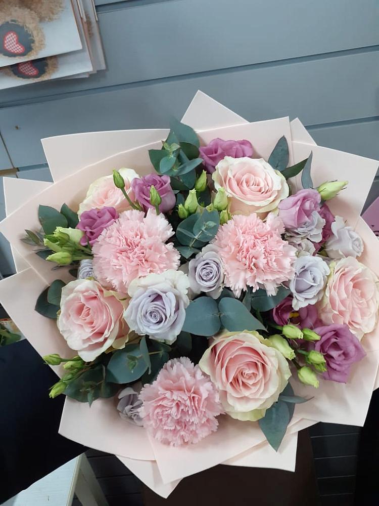 Букет цветов из: Розы, Гвоздики и Лизиантусы в Разумном